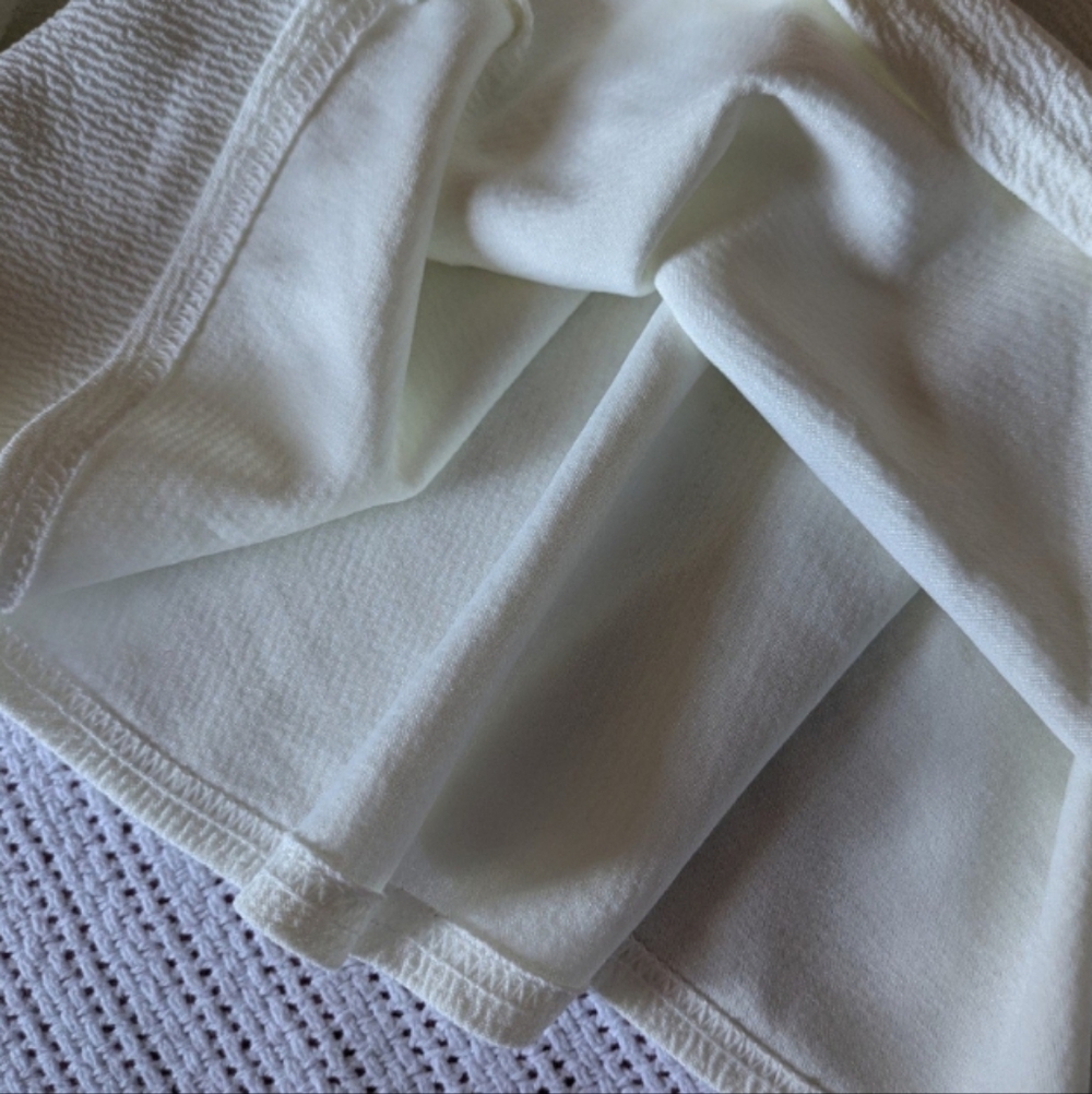 Chic White Skirt - Picture 2 of 4